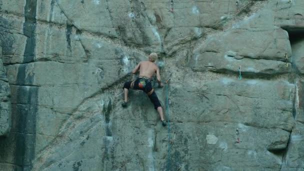 Homem Forte Rockclimber Escalada Rota Esporte Difícil Procurando Atingindo Agarrar — Vídeo de Stock