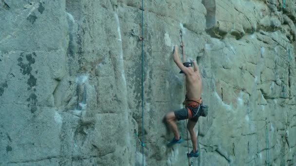 Rockclimber 스포츠 경로에 클라이머는 움직임과 클리핑 로프를 만듭니다 활동적인 라이프 — 비디오