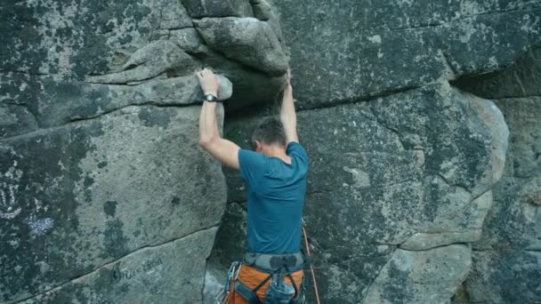 Güçlü Kaya Tırmanışçısı Zorlu Spor Rotasına Tırmanıyor Arıyor Uzanıyor Sıkı — Stok video
