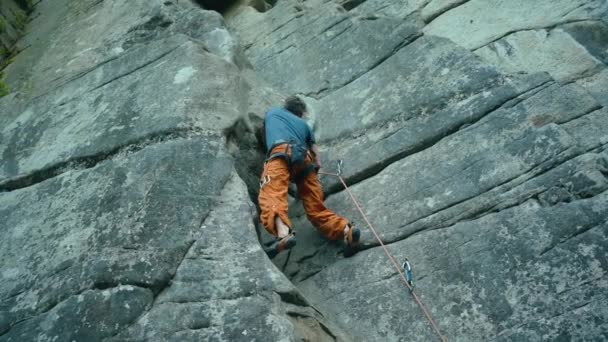 Ισχυρός Άνθρωπος Αναρρίχηση Ορειβάτης Αναρρίχηση Σκληρή Αθλητική Διαδρομή Αναζήτηση Φθάνοντας — Αρχείο Βίντεο