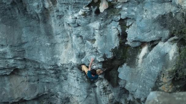 Ein Bergsteiger Besteigt Einen Berg Großer Höhe Ein Junger Und — Stockvideo