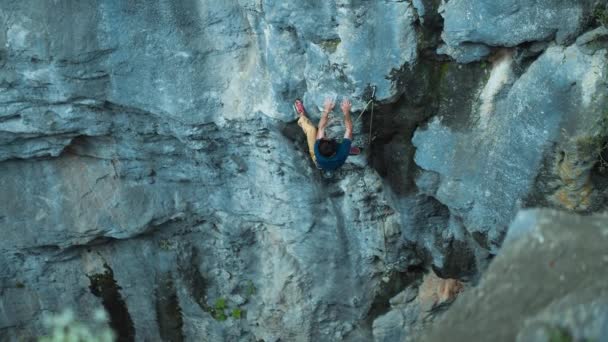 Bergsteiger Erklimmt Zeitlupe Einen Felsen Ein Starker Mann Bewältigt Einen — Stockvideo