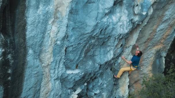 Rock Climber Climbs Rock Strong Man Overcomes Difficult Route Relaxation — Stockvideo