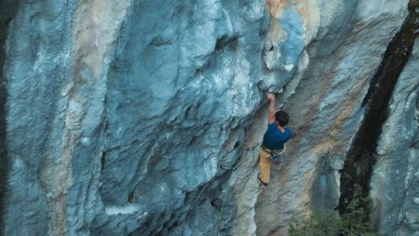 Rock Climber Climbs Rock Strong Man Overcomes Difficult Route Relaxation — Stockvideo