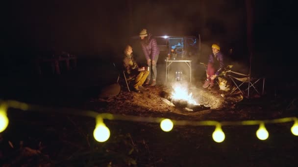 Egy Csapat Barát Üldögél Tábortűz Mellett Füstölt Tábortűzzel Táborban Éjszaka — Stock videók