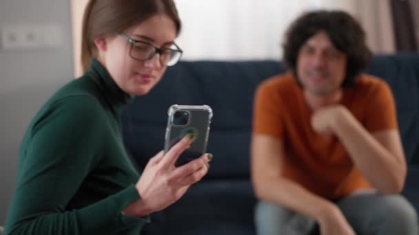 Joven Mujer Atractiva Gafas Que Hacen Selfie Habitación Con Hombre — Vídeos de Stock