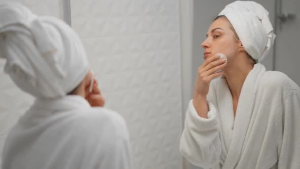 Göz Kamaştırıcı Bir Bayan Parlak Banyoda Pamuk Pedlerle Dikilip Aynaya — Stok video