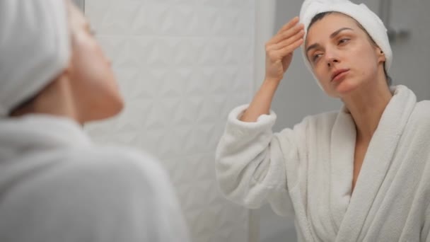Senhora Adulta Usando Algodão Pad Limpeza Rosto Pele Com Tónico — Vídeo de Stock