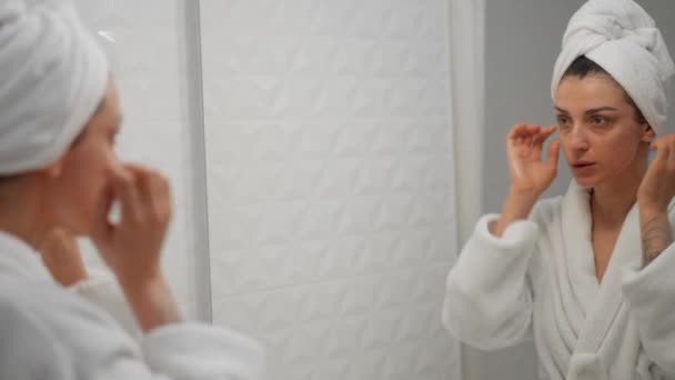 鏡の前に立っているトイレで眠っている女性を見つめる 疲労症候群 睡眠不足 朝のルーチンの概念 — ストック動画