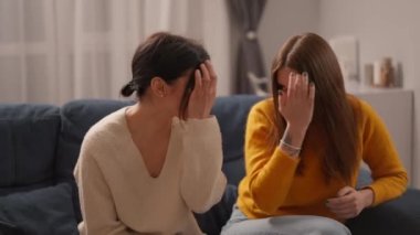 LGBTQ homoseksüel çifti psikolog terapistinde terapi seansına katılıyor. Pwo genç kadın aile hayatındaki sorunları ve ilişkileri hakkında konuşuyor.