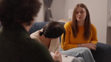 LGBTQ homoseksüel çifti psikolog terapistinde terapi seansına katılıyor. Pwo genç kadın aile hayatındaki sorunları ve ilişkileri hakkında konuşuyor.