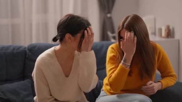 Para Homoseksualistów Lgbtq Sesję Terapeutyczną Psychologa Pwo Młoda Kobieta Opowiada — Wideo stockowe