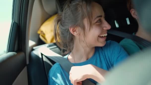 Boldog Nevető Fiatal Hipster Autóban Utazás Közben Barátaival Mennydörgés Utazás — Stock videók