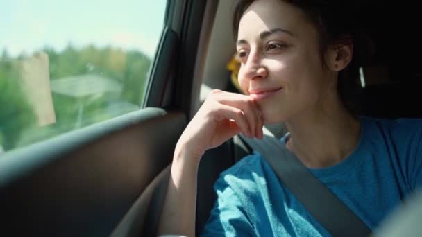 Щаслива Смішна Молода Жінка Хіпстер Машині Під Час Подорожі Автомобілем — стокове відео