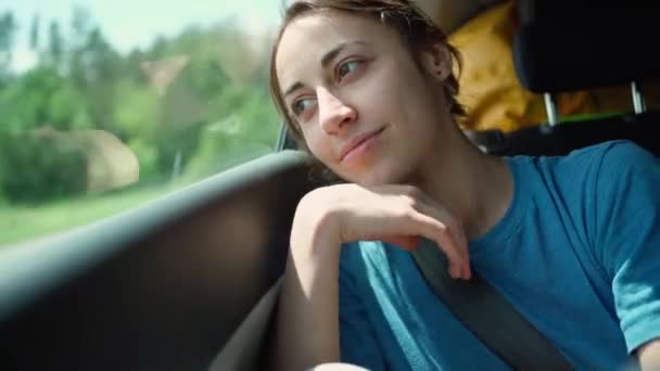 Felice Ridendo Giovane Hipster Donna Auto Durante Viaggio Auto Con — Video Stock
