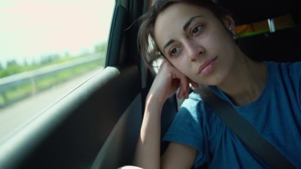 Fiatal Közel Ablak Mozgó Autó Néz Lány Unatkozik Hosszú Során — Stock videók