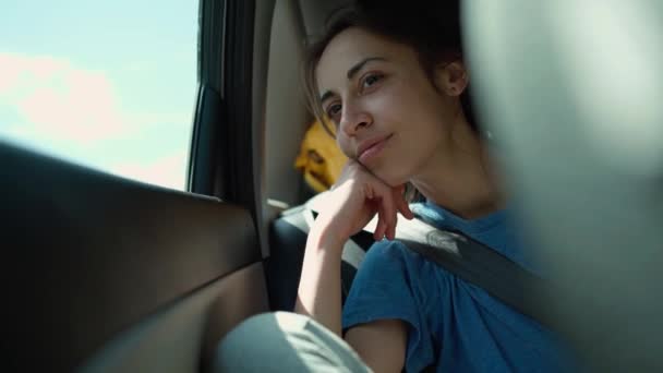 Młoda Kobieta Siedząca Blisko Okna Samochodzie Patrząca Zewnątrz Dziewczyna Jest — Wideo stockowe