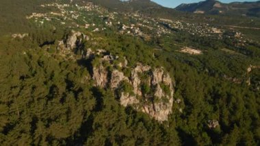 Türkiye 'de, Geyikbayiri bölgesinde kanyon ve kayalık dağlı güzel doğa manzarasının hava görüntüleri. göz kamaştırıcı bir yer ve yukarıdan popüler bir turistik yer.