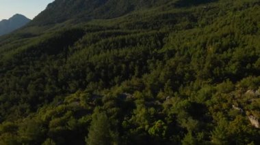 Türkiye 'de, Geyikbayiri bölgesinde kanyon ve kayalık dağlı güzel doğa manzarasının hava görüntüleri. göz kamaştırıcı bir yer ve yukarıdan popüler bir turistik yer.