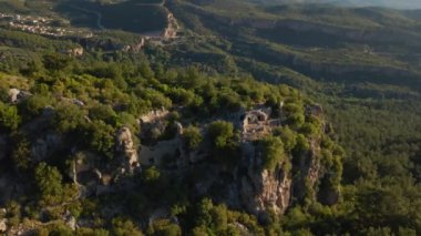 Türkiye 'de, Geyikbayiri bölgesinde kanyon ve kayalık dağlı güzel doğa manzarasının hava görüntüleri. göz kamaştırıcı bir yer ve yukarıdan popüler bir turistik yer.