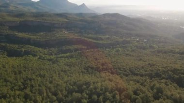 Türkiye 'de, Geyikbayiri bölgesinde kanyon ve kayalık dağlı güzel doğa manzarasının hava görüntüleri. göz kamaştırıcı bir yer ve yukarıdan popüler bir turistik yer.