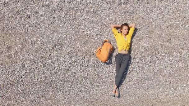 Αεροφωτογραφία Χαρούμενη Γυναίκα Ταξιδιώτισσα Κίτρινο Πουκάμισο Ξαπλωμένη Μόνη Στην Άδεια — Αρχείο Βίντεο