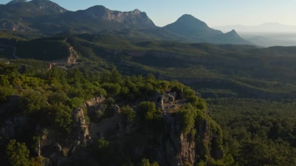 Luftaufnahmen Einer Wunderschönen Naturlandschaft Mit Schlucht Und Felsigem Berg Der — Stockvideo