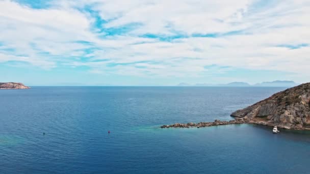 Yukarıdan Çekimler Güzel Renkli Turkuaz Deniz Körfezi Manzaralı Kayalıklar Yatlarla — Stok video