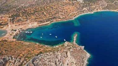 Yukarıdan çekimler, güzel, renkli ve turkuaz deniz körfezi manzaralı kayalıklar ve yatlarla çevrili. Akdeniz kıyısı, Knidos Antik kenti, Datca, Türkiye.