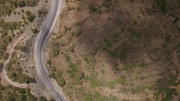 马里斯半岛荒无人烟的风景 绿树成荫的山和通往Datca目的地的弯曲道路的无人驾驶飞机镜头 环绕爱琴海和地中海的半岛 — 图库视频影像