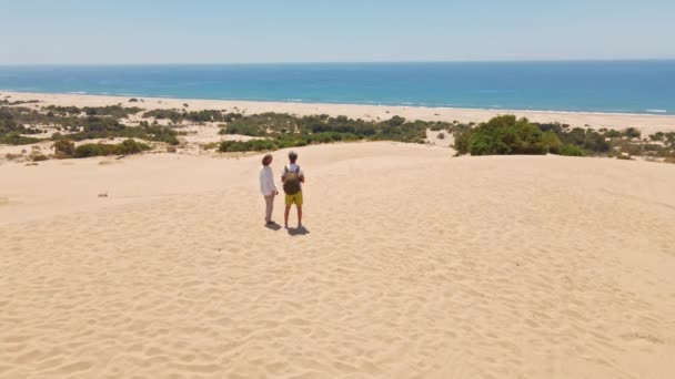 Coppia Viaggiatori Turisti Piedi Dune Sabbiose Sulla Bellissima Spiaggia Patara — Video Stock