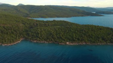 Türkiye 'nin Marmaris bölgesinde Akdeniz kıyılarının güzel deniz manzaralı insansız hava aracı manzarası. Turkuaz su, cennet adaları farklı şekil ve boyutlarda, yat ve tekneler için ideal konforlu körfezler