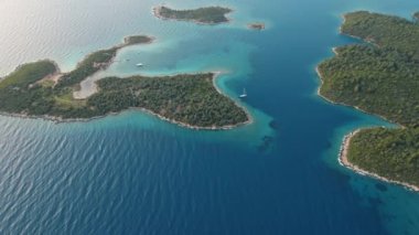 Türkiye 'nin Marmaris bölgesinde Akdeniz kıyılarının güzel deniz manzaralı insansız hava aracı manzarası. Turkuaz su, cennet adaları farklı şekil ve boyutlarda, yat ve tekneler için ideal konforlu körfezler