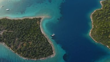 Türkiye 'nin Marmaris bölgesinde Akdeniz kıyılarının güzel deniz manzaralı insansız hava aracı manzarası. Turkuaz su, cennet adaları farklı şekil ve boyutlarda, yat ve tekneler için ideal konforlu körfezler
