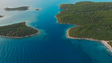 Türkiye 'nin Marmaris bölgesinde Akdeniz kıyılarının güzel deniz manzaralı insansız hava aracı manzarası. Turkuaz su, cennet adaları farklı şekil ve boyutlarda, yat ve tekneler için ideal konforlu körfezler