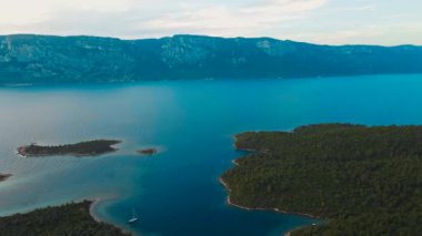 Türkiye 'nin Marmaris bölgesinde Akdeniz kıyılarının güzel deniz manzaralı insansız hava aracı manzarası. Turkuaz su, cennet adaları farklı şekil ve boyutlarda, yat ve tekneler için ideal konforlu körfezler