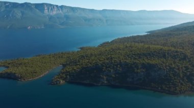 Türkiye 'nin Marmaris bölgesinde Akdeniz kıyılarının güzel deniz manzaralı insansız hava aracı manzarası. Turkuaz su, cennet adaları farklı şekil ve boyutlarda, yat ve tekneler için ideal konforlu körfezler
