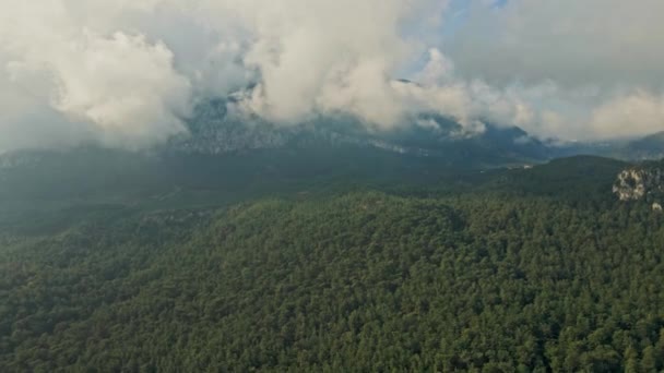 Krásná Vzdušná Krajina Obrovskými Horami Pokryté Mraky Mlha Zataženo Dramatické — Stock video