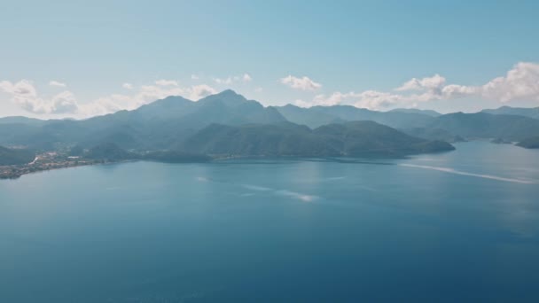 Desde Arriba Vista Del Mar Orilla Del Lago Con Muelles — Vídeos de Stock