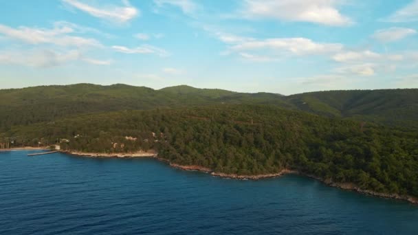Drönare Flygning Över Semesterorter Område Grön Tallskog Stranden Medelhavet Fantastiskt — Stockvideo