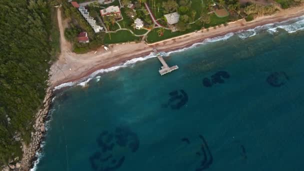 Drone Vlucht Resorts Gebied Groen Dennenbos Aan Oever Van Middellandse — Stockvideo