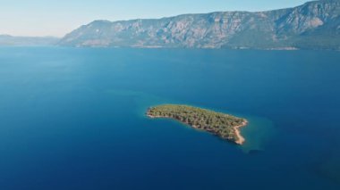 Türkiye 'nin Marmaris bölgesinde Akdeniz kıyılarının güzel deniz manzaralı insansız hava aracı manzarası. Turkuaz su, cennet adaları farklı şekil ve boyutlarda, yat ve tekneler için ideal konforlu körfezler