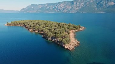 Türkiye 'nin Marmaris bölgesinde Akdeniz kıyılarının güzel deniz manzaralı insansız hava aracı manzarası. Turkuaz su, cennet adaları farklı şekil ve boyutlarda, yat ve tekneler için ideal konforlu körfezler