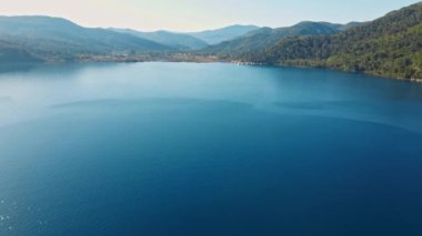 Türkiye 'nin Marmaris bölgesinde Akdeniz kıyılarının güzel deniz manzaralı insansız hava aracı manzarası. Turkuaz su, cennet adaları farklı şekil ve boyutlarda, yat ve tekneler için ideal konforlu körfezler