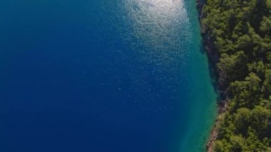 Türkiye 'nin Marmaris bölgesinde Akdeniz kıyılarının güzel deniz manzaralı insansız hava aracı manzarası. Turkuaz su, cennet adaları farklı şekil ve boyutlarda, yat ve tekneler için ideal konforlu körfezler