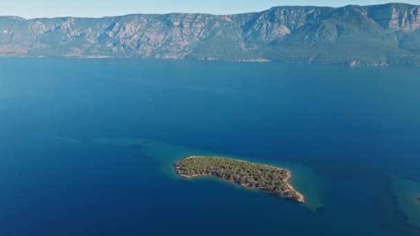 土耳其马尔马里斯地区美丽的地中海海岸线海景的无人驾驶飞机图像 碧绿的水 不同形状和大小的天堂岛 舒适的海湾 理想的游艇和小船 — 图库视频影像