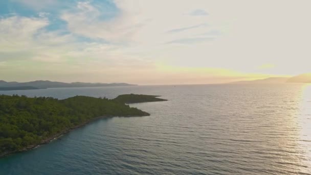 Drönare Flygning Kust Med Grön Tallskog Stranden Medelhavet Vid Solnedgången — Stockvideo