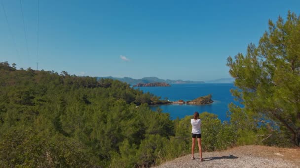 Luchtfoto Jonge Vrouw Reiziger Fotograferen Prachtige Zeegezicht Van Middellandse Zee — Stockvideo