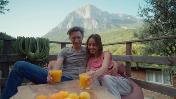Ung Kvinna Och Man Härligt Par Som Har Apelsinjuice Till — Stockvideo