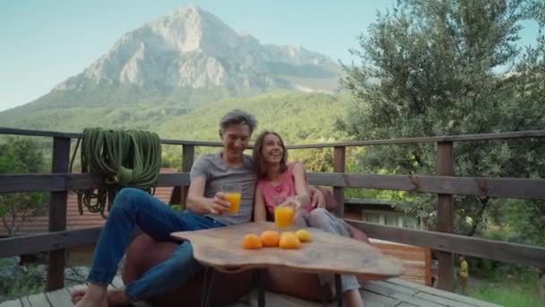 Jonge Vrouw Man Mooi Stel Met Sinaasappelsap Als Ontbijt Camping — Stockvideo